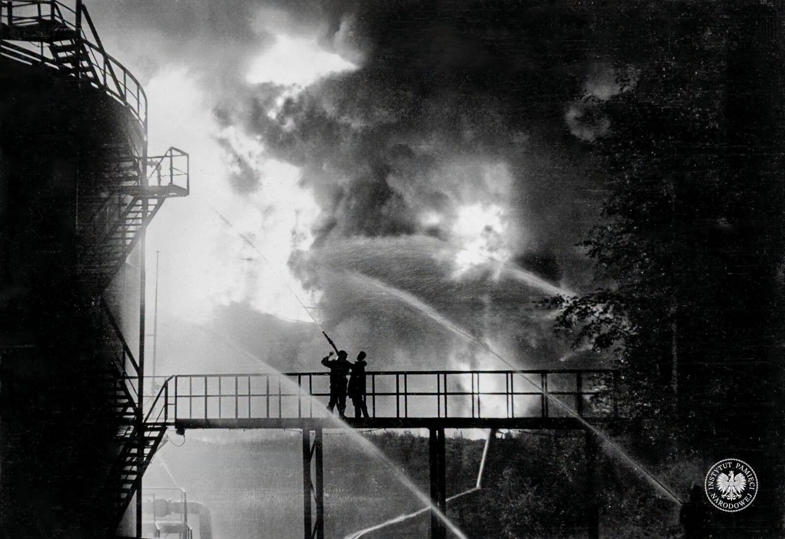 Strażacy gaszący pożar w rafinerii, 26 czerwca 1971 r. między godz. 21.00 a 24.00